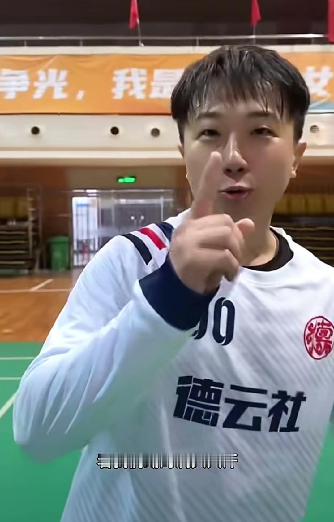 德云社演员踢球最高票价198元？
刚刚刷到视频，是德云社演员在廊坊踢球，里面好像