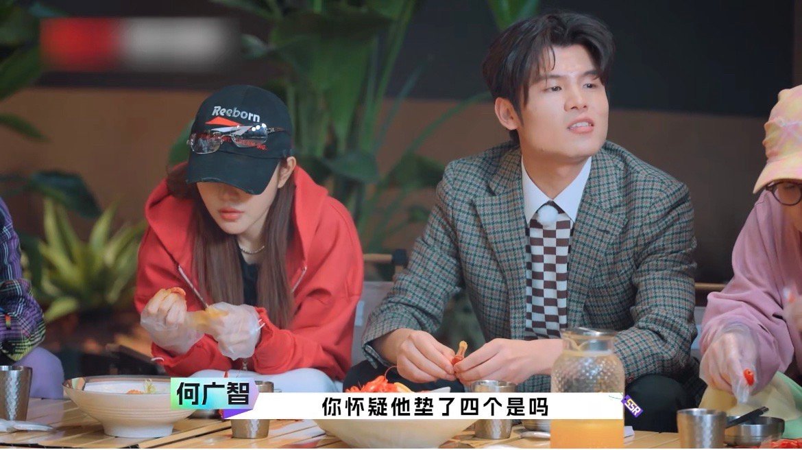 周震南自曝垫了两个增高鞋垫 谁能想到周震南在节目里突然“自爆”！自曝垫两个增高鞋
