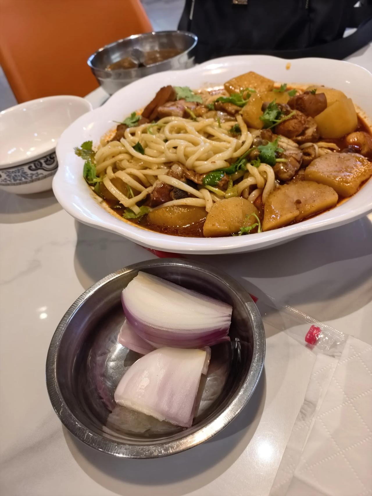 在河津吃大盘鸡，老板问要洋葱吗，我一楞，老板又问你不吃洋葱？我取了两小块小洋葱，