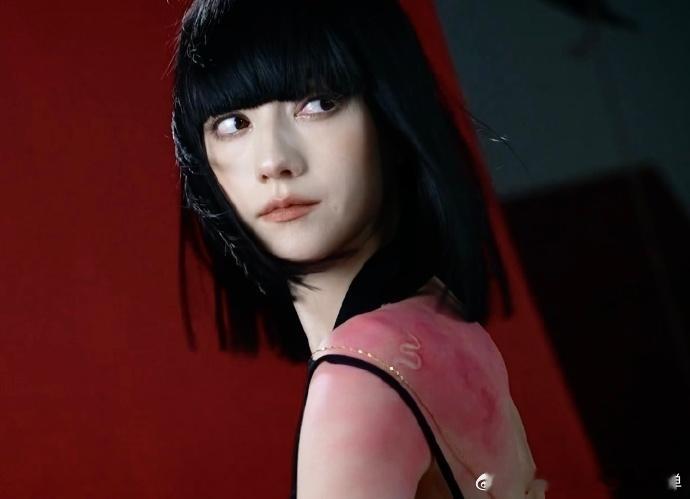 娜然 短发撕漫女  天呐，娜然短发造型亮相，宛如漫画里的精灵跃然眼前。以往黑长直