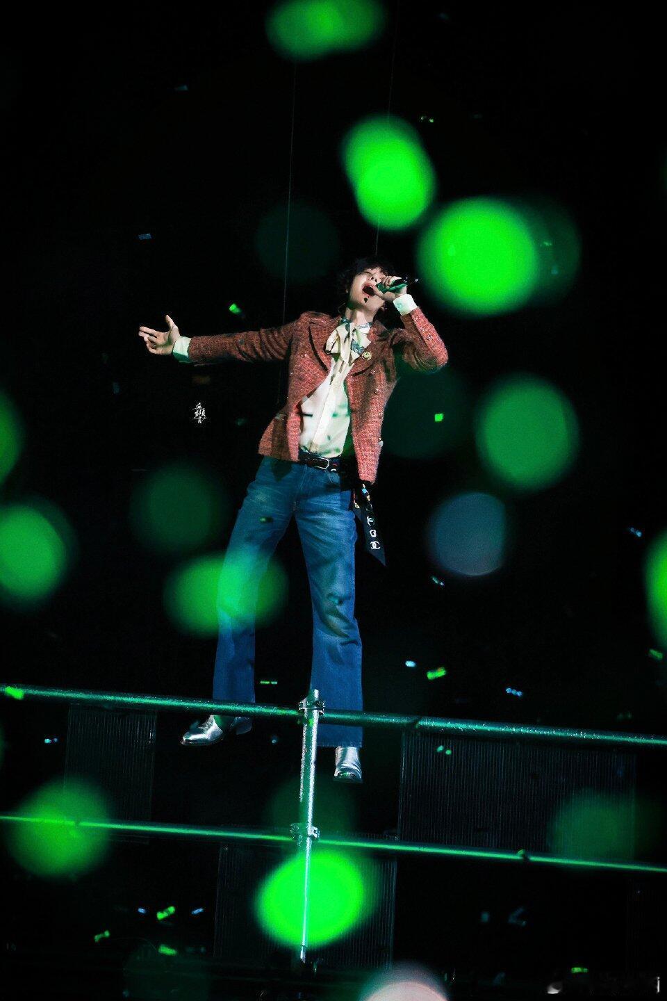 王一博 腾空百米冉冉升起犹如神明，王一博封神舞台，就是差一点出现问题，真的为王一