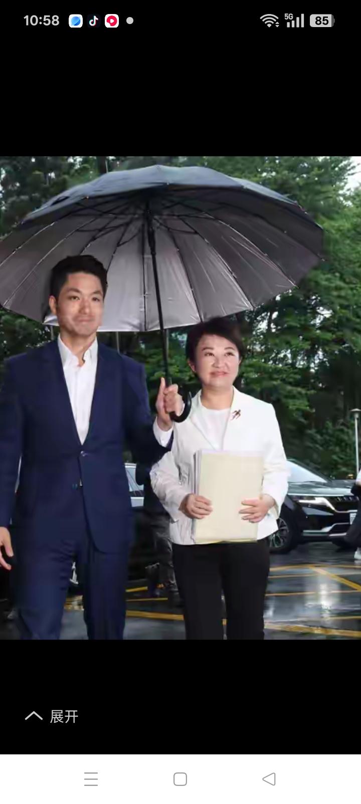 国民党这把破伞，已经罩不住避雨人。
各自为战，
再强的耍刀人终至力竭而亡。
明末