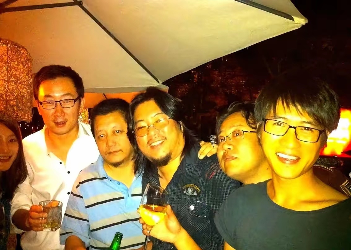 韩寒把书定价988元，被骂惨了。都说他割粉丝韭菜，吃相难看。然后，买书的人拆开塑