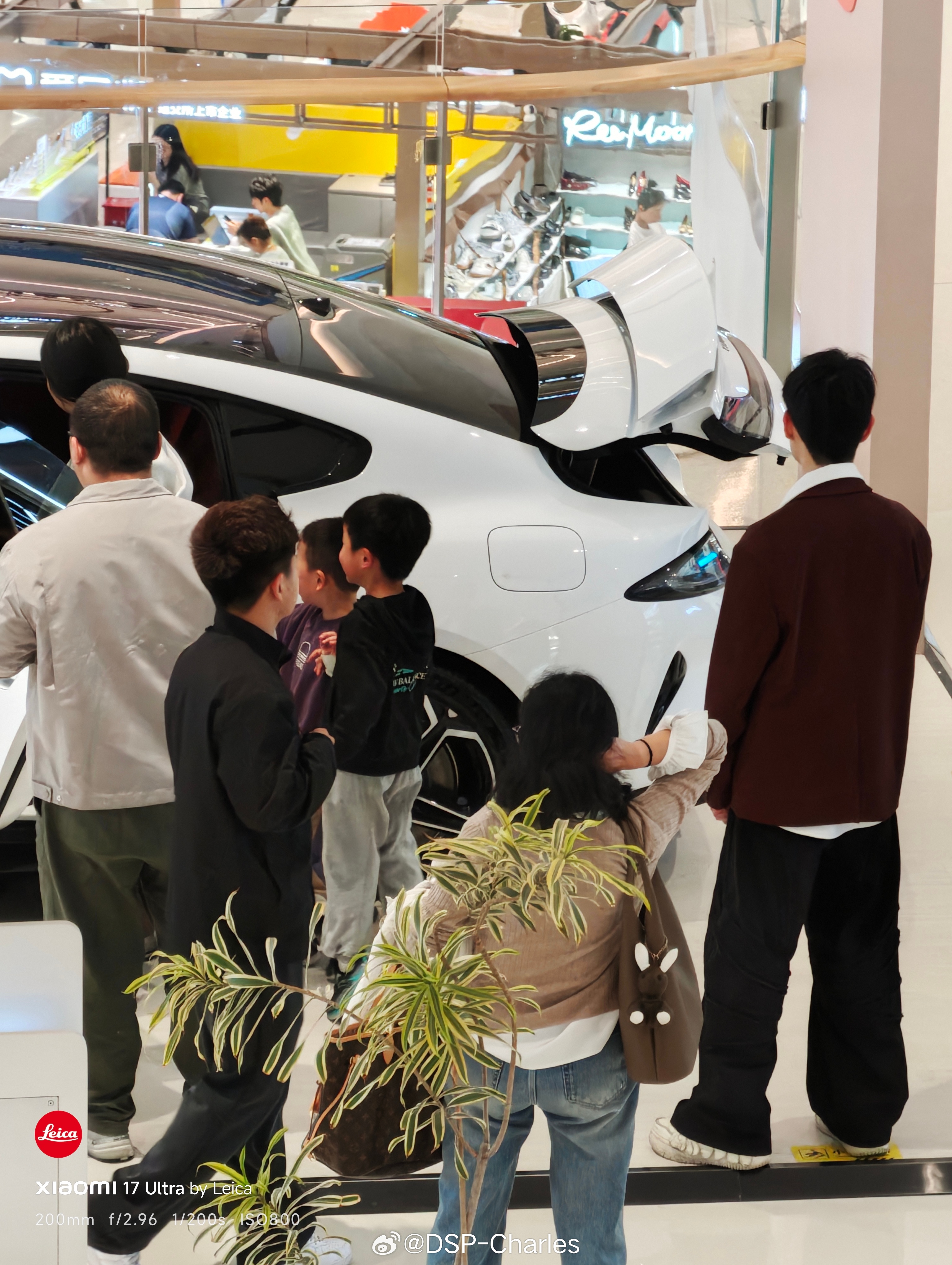 逛商场看到新SU7的展车，小朋友特别高兴的前看后看，还争着要上后座试试。小米品牌