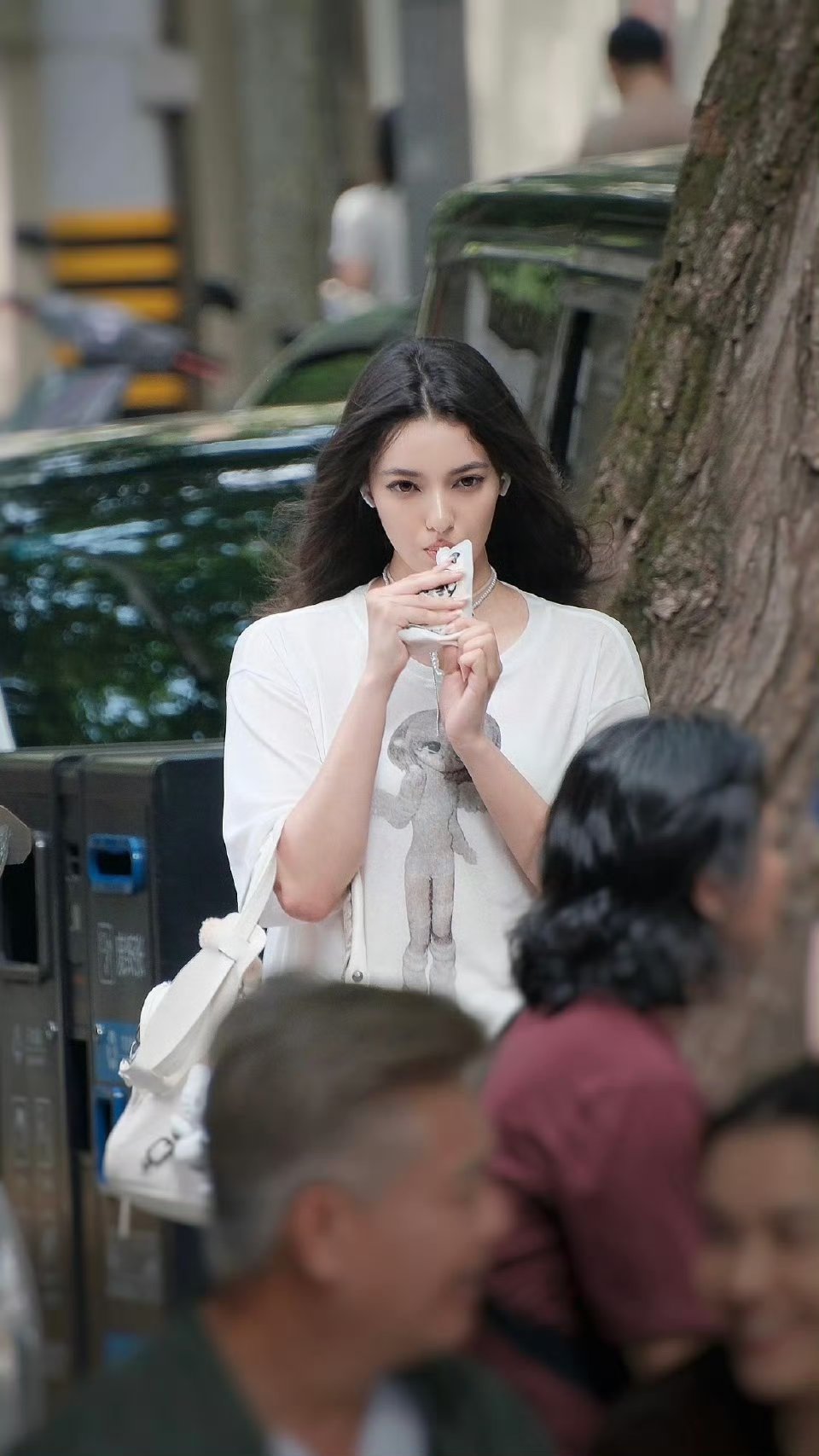 上海街头豆乳女孩，中国人有自己的莫妮卡贝鲁奇…… ​ ​​​