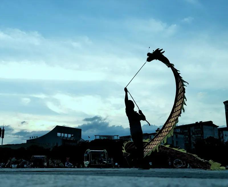 不同年代的群星阵容也折射出华语乐坛的代际更迭——老一辈艺术家以浑厚嗓音传递文化根