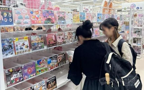 【酒吧少了，扭蛋店多了，韩国20 30代消费变了】海外新鲜事热点现场 下班后的韩