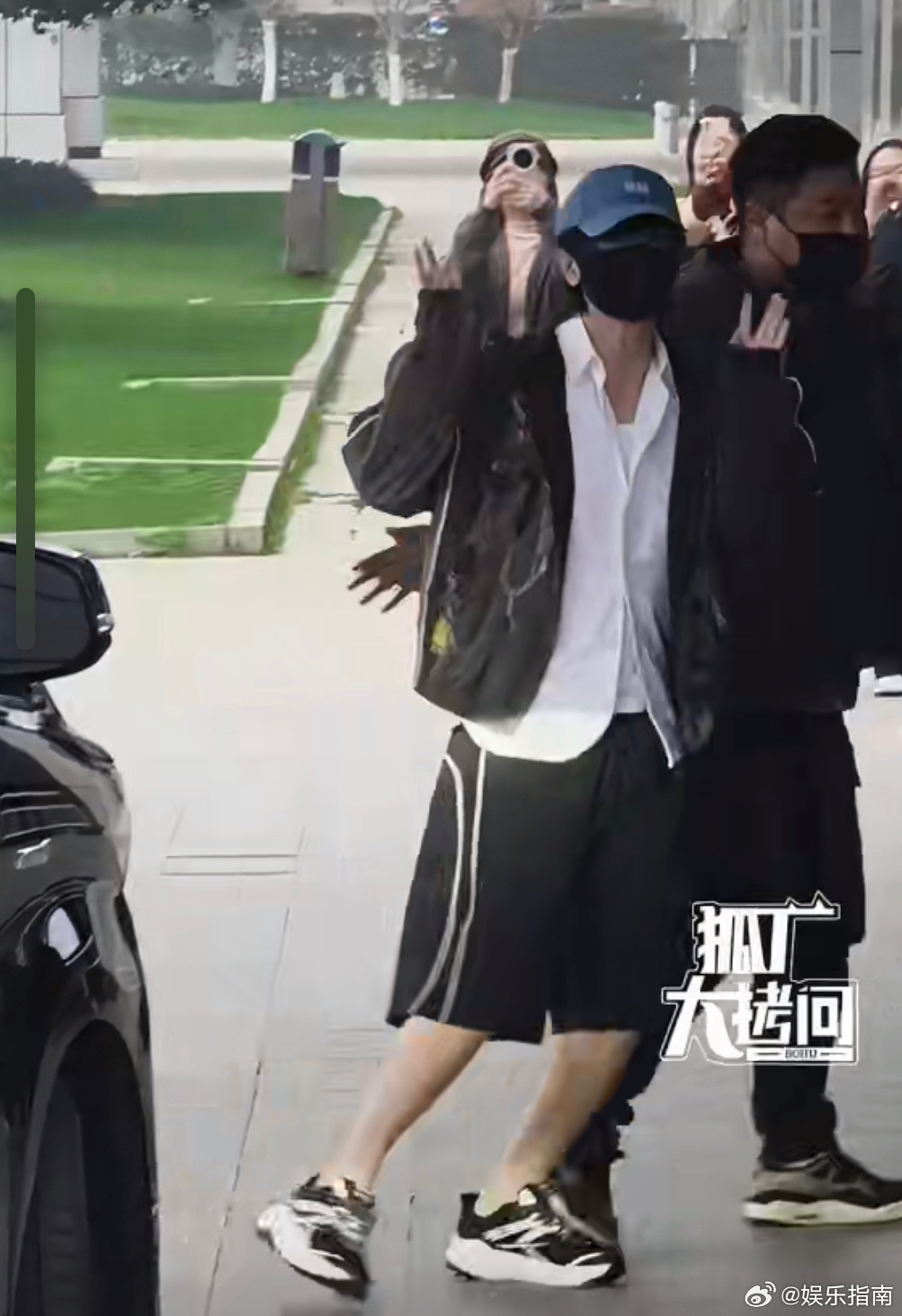 成毅今日份出发，双手跟粉丝们打招呼蹦蹦跳跳看起来心情不错