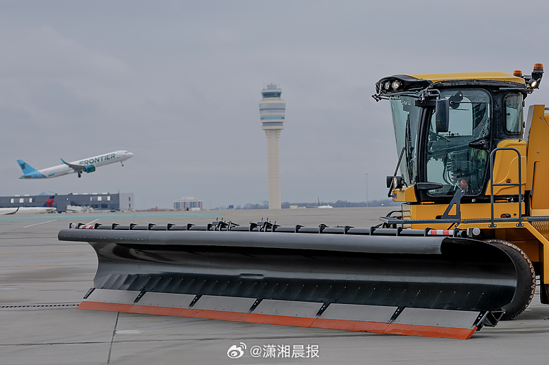 #特大风暴逼近美国#【#美国超2900架次航班被取消#】据央视新闻，记者当地时间