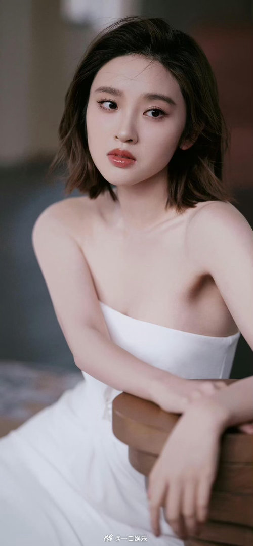 我不知道这个唐艺昕是怎么了 唐艺昕上班路透也太好笑了！一手扛包一手全方位饭撒，一