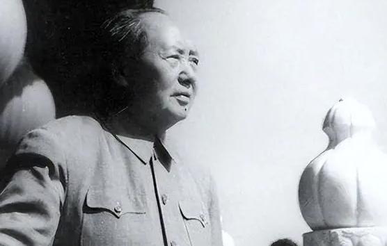 1952年一名班长因涉嫌贪污腐败被当地判处死刑，毛主席得知后，一拍桌子大怒道：“