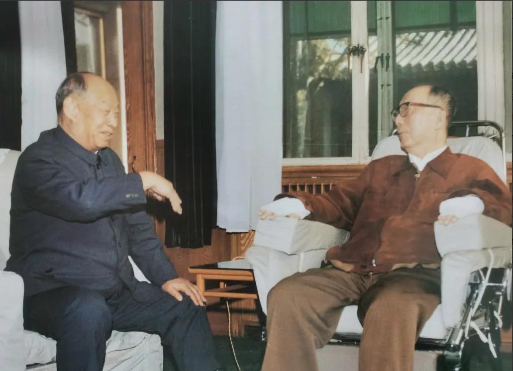 1988年4月9日，彭真去看望聂荣臻元帅。两位老友坐在一起亲切交谈，彭真兴致勃勃