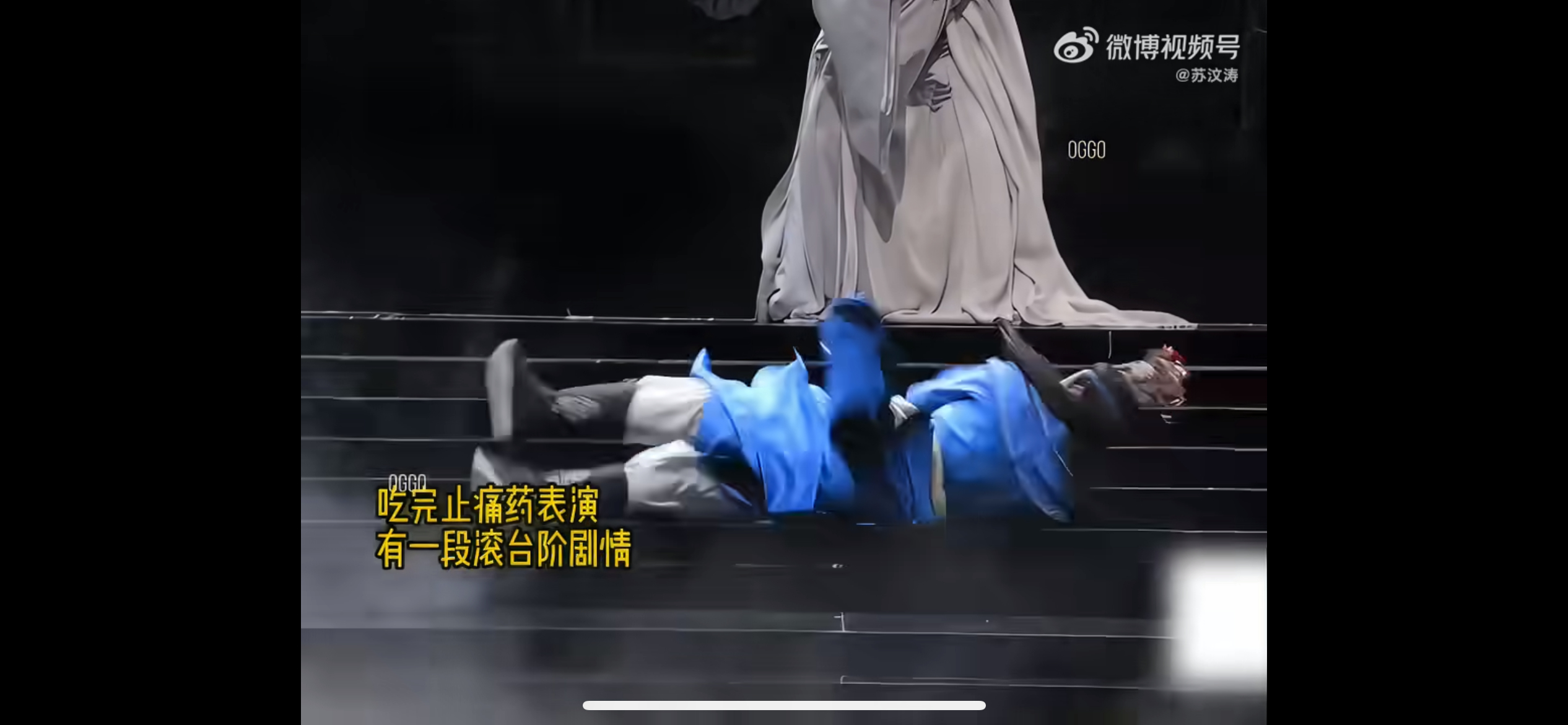 镜头里，她的动作干净利落，完全看不出身体正遭受着疼痛；舞台上，她的表演投入饱满，