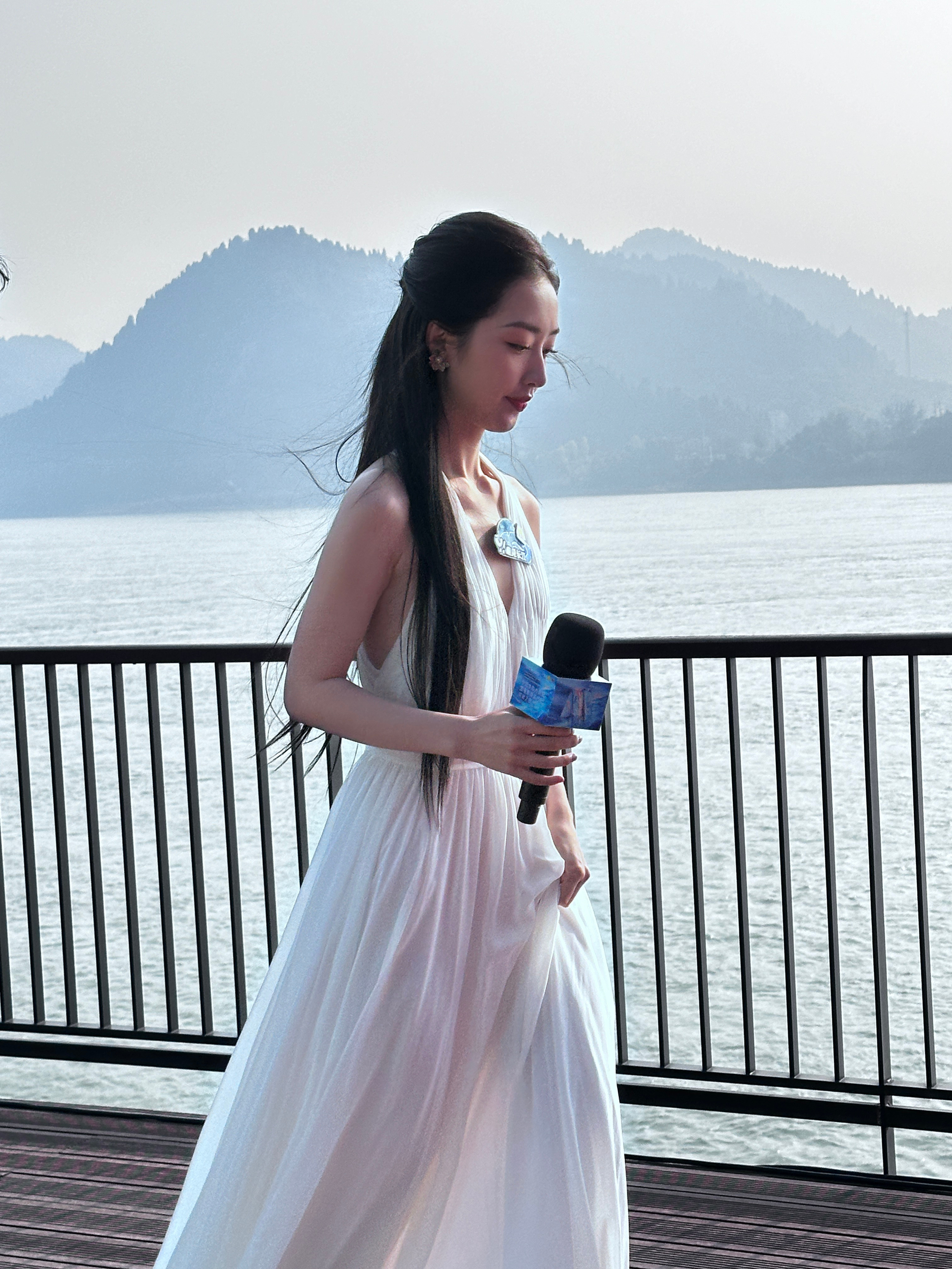 没人给我说邓恩熙这么美啊好像仙女走过来了🧚‍♀️香香的好漂亮的恩熙妹妹～ ​​