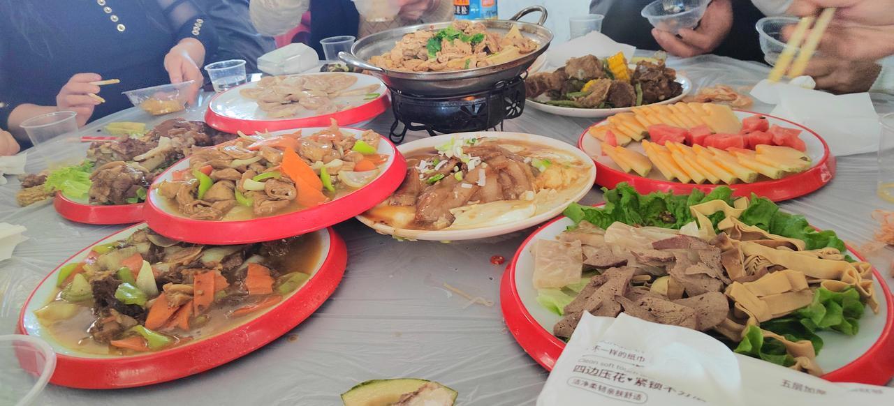 有个大骗子，我姑且这么称呼她。她是我的亲属，我邀约她出来吃饭，当初她不同意。她说