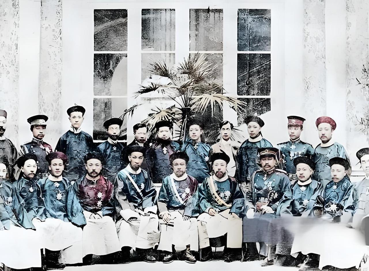这张老照片，定格了1905-1906年清政府五大臣出洋考察宪政时，大臣及随员在罗