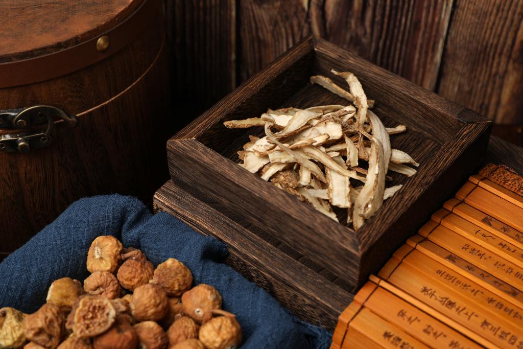 一位老头说：精神分裂是肠道阻塞了，我却说他：猪鼻子插葱，装象，没想到是我有眼不识