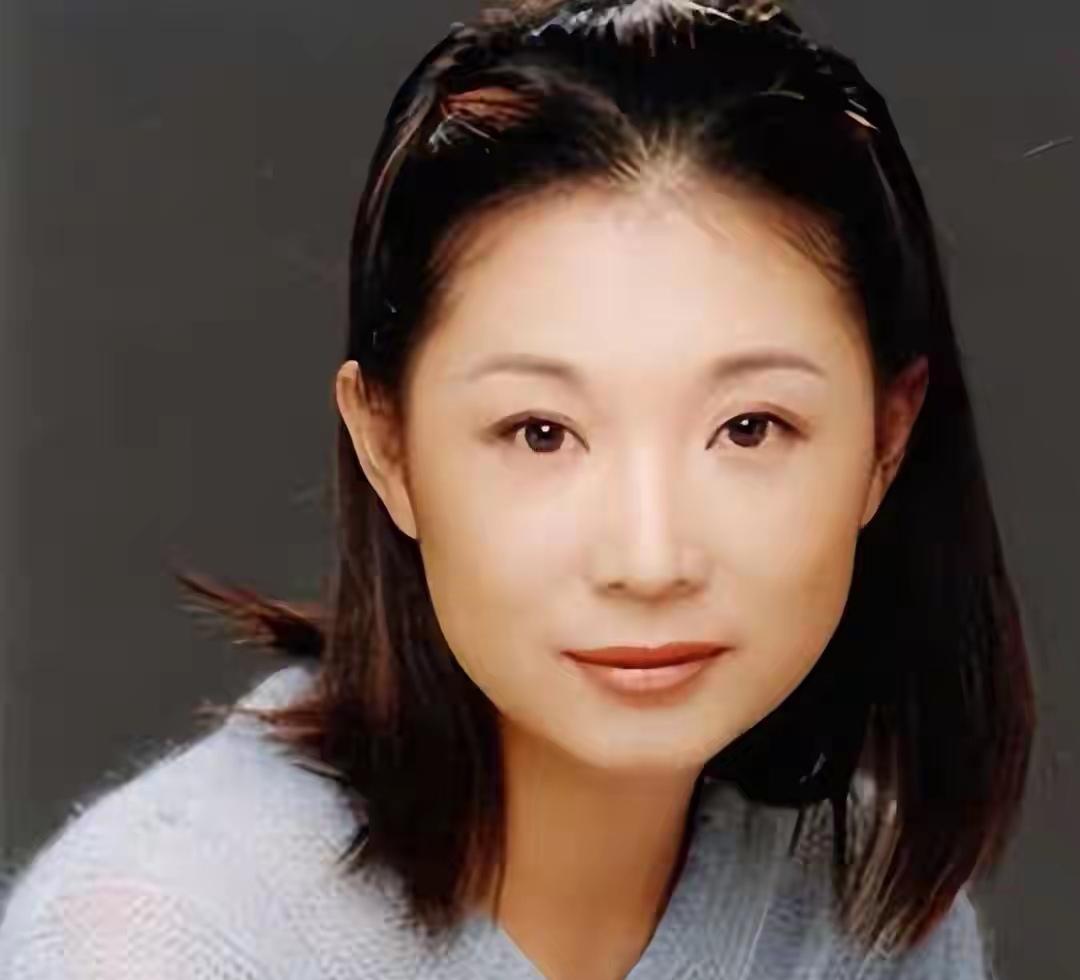 钱琳琳曾是央视优秀主持人，有稳定铁饭碗，经历过一段失败婚姻，独自带娃生活。她在工