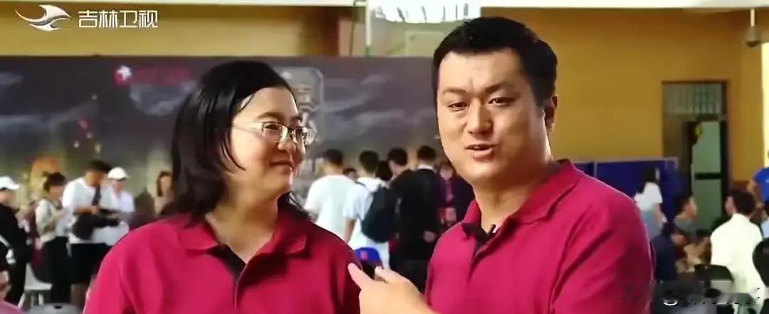 李宏烨把博士头衔的相声书摆上交大门口，25块一本却几乎没人掏钱。
    这事戳