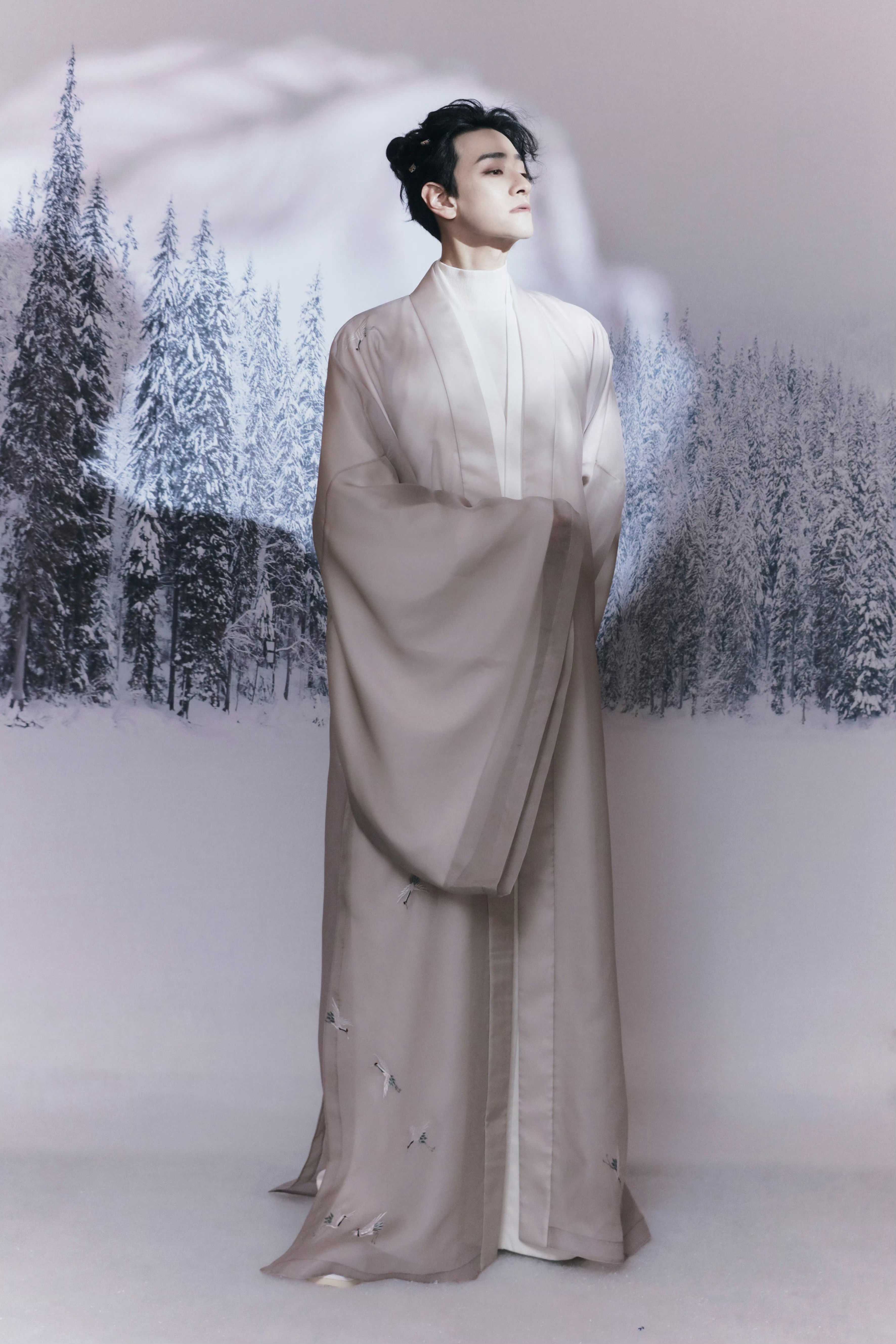 郑云龙  哪位星姐高手可以把龙儿前两天两次将进酒的下场和谢幕剪一剪啊？实在是仙姿