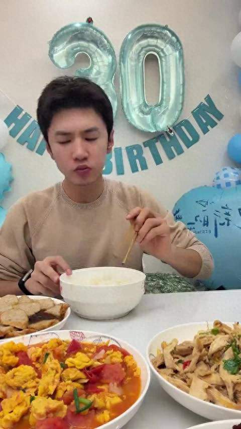 生日吃播名场面！陈哲远啃猪脚饭吃出男人的浪漫，粤语自我介绍笑