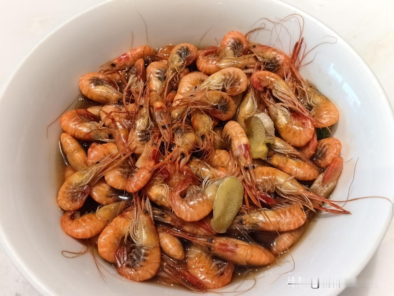 老伴今天买的河虾，65元一斤，这碗40元。虾不大，但基本都是籽虾。我家宝宝喜欢籽