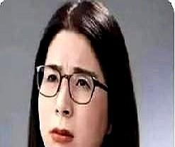 崔丽丽这回恐怕是真遇到坎儿了，以前哭一场就能换来9000万播放，现在还要拿着那张