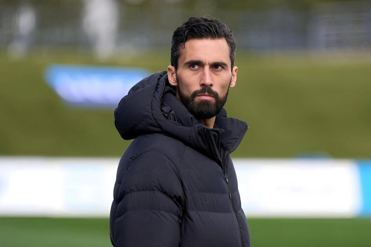 塞尔电台的消息皇马球员认为落后巴萨4分，西甲争冠已经没有希望了，现在皇马唯有去争