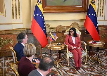 朋友都是国际问题专家，不过是业余的，职业都是工人，谈起来头头是道，唾沫星子崩多远