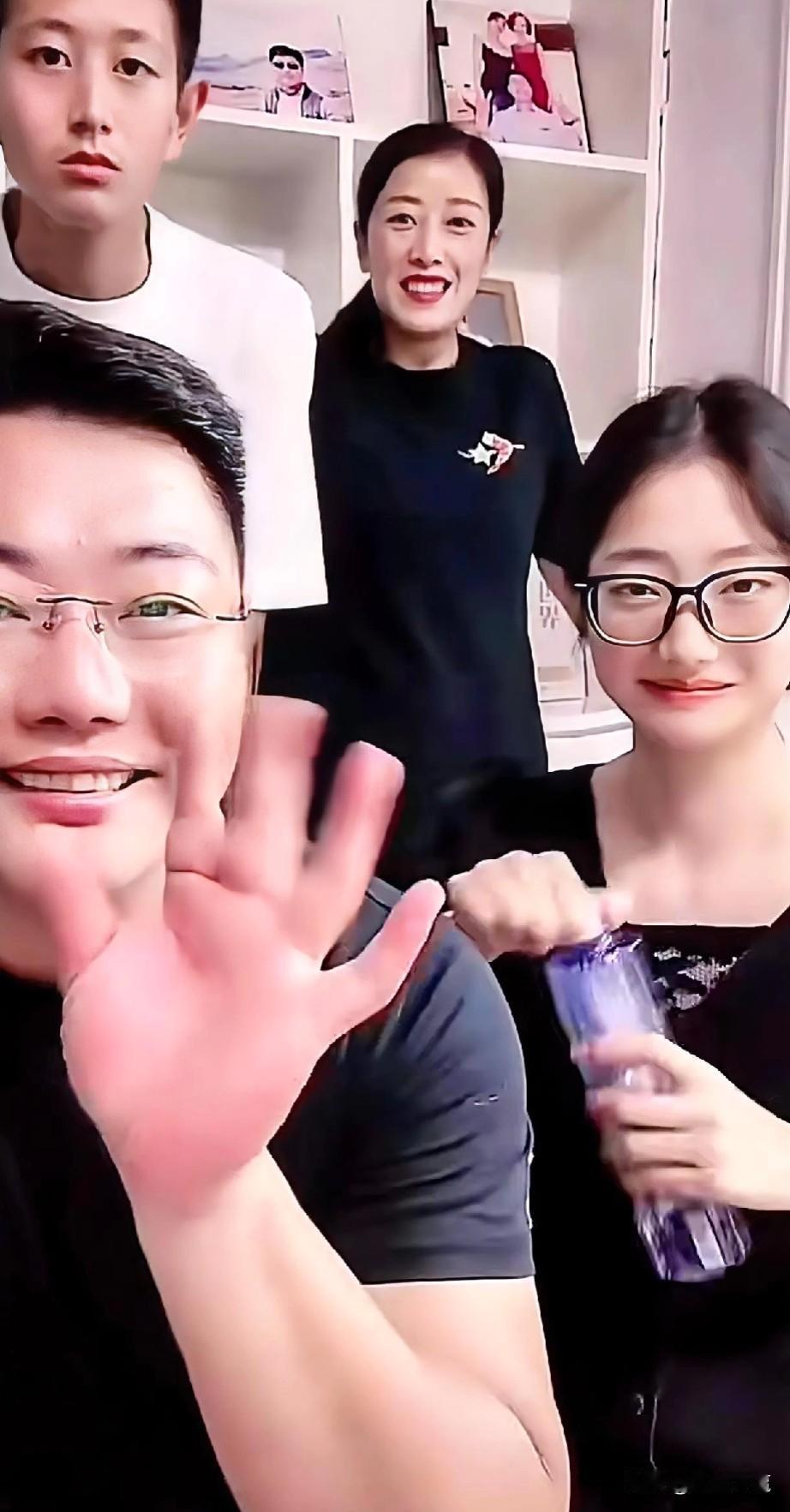 女儿漂亮，儿子俊俏，一切幸福都源至老婆，老婆的幸福都源至陈州，恩爱甜蜜的一对夫妻