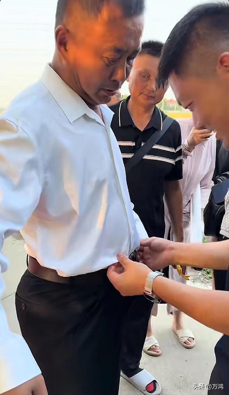 流浪大师沈巍也开公司了！而且最近打扮的很立正，听说要签什么合同了，看来这是要正式