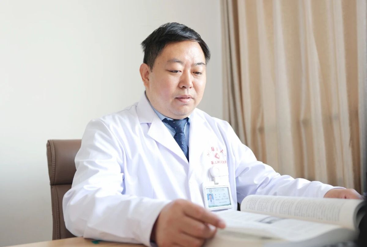 关注河南医药大学第三附属医院那些“领头雁”“排头兵”——邵锋：以脊为基 匠心筑医