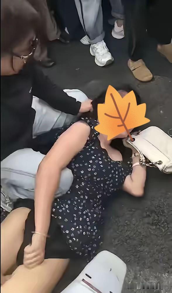 到底是多大的仇怨？
竟在大街上公然扒掉旁人的裤子。

事发在8月29日中午，高阳