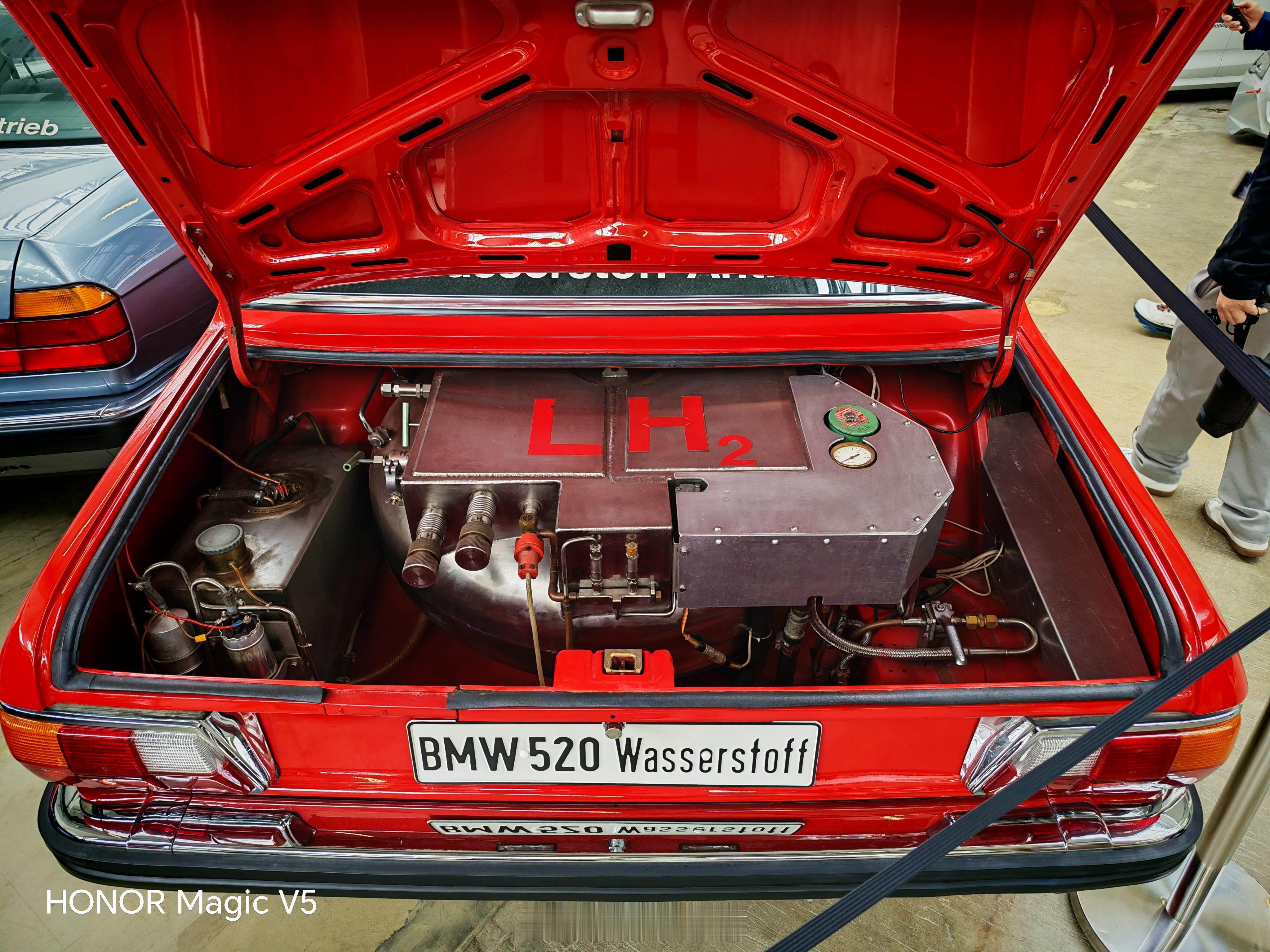 BMW 520 Wasserstoff 诞生于 2000 年左右 —— 当时全球