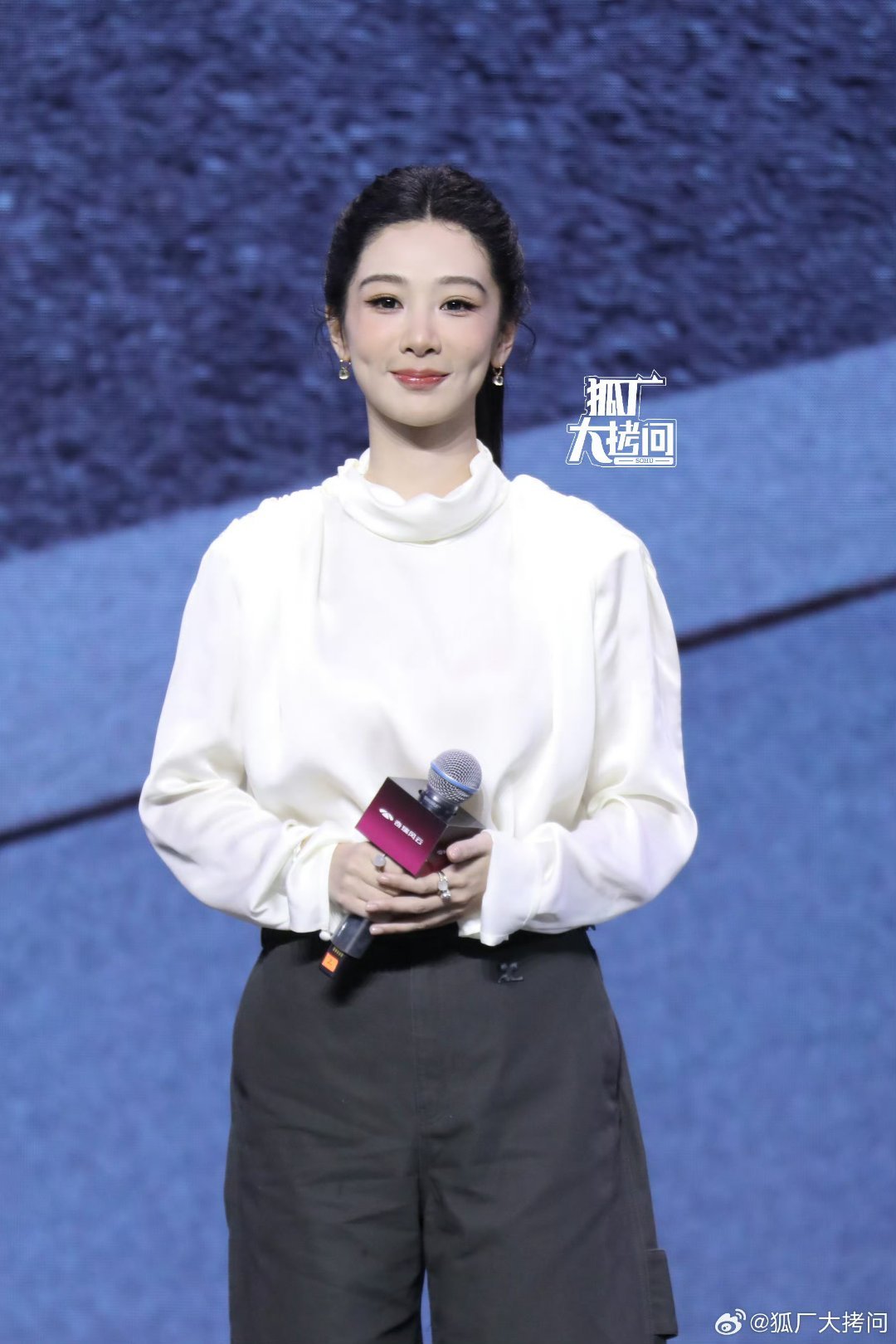 杨紫今天线下活动状态，你们觉得有没有高智姐感呢？