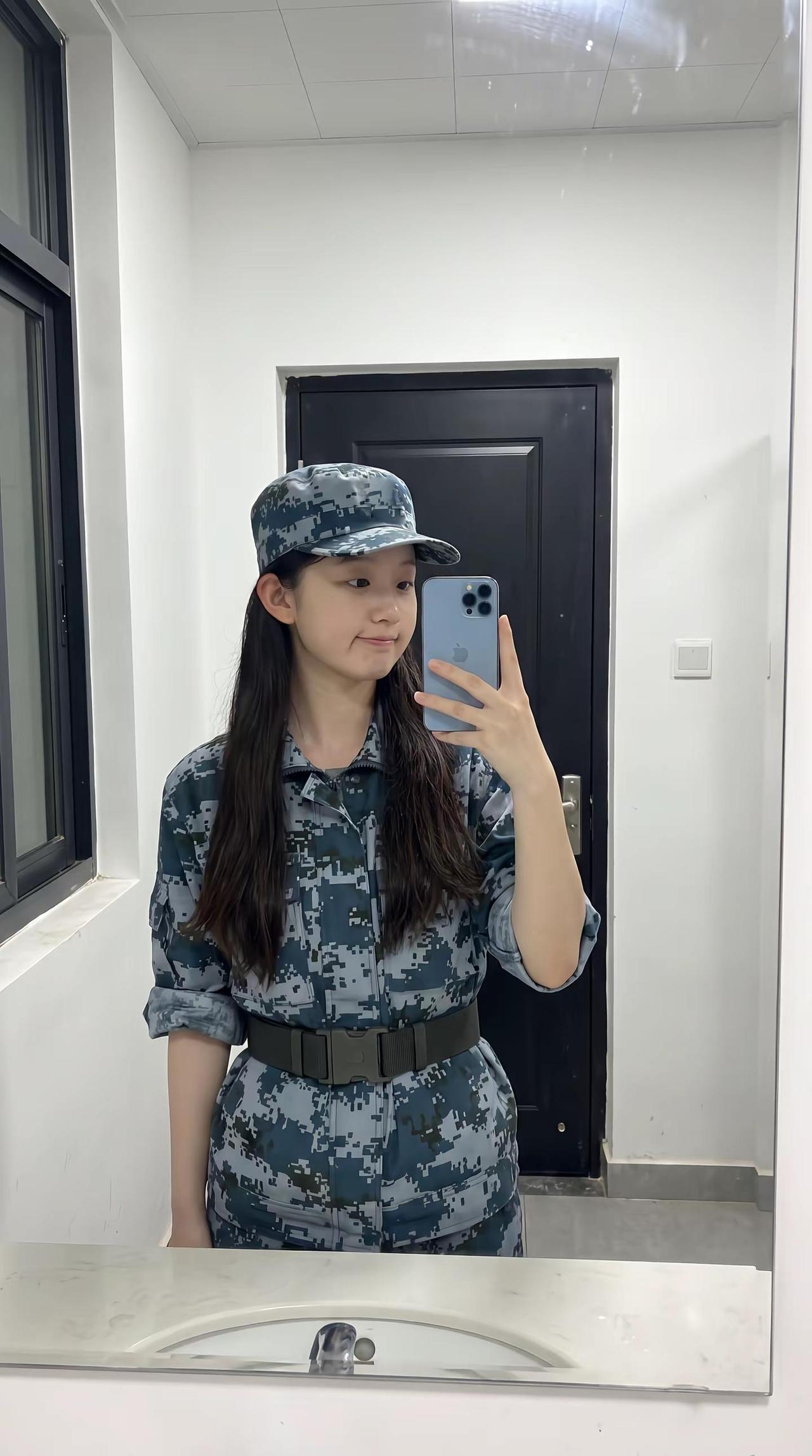 如果知道青春走的这么快，当初一定不躲镜头。你们小学初中的时候，是不是也这样？一到