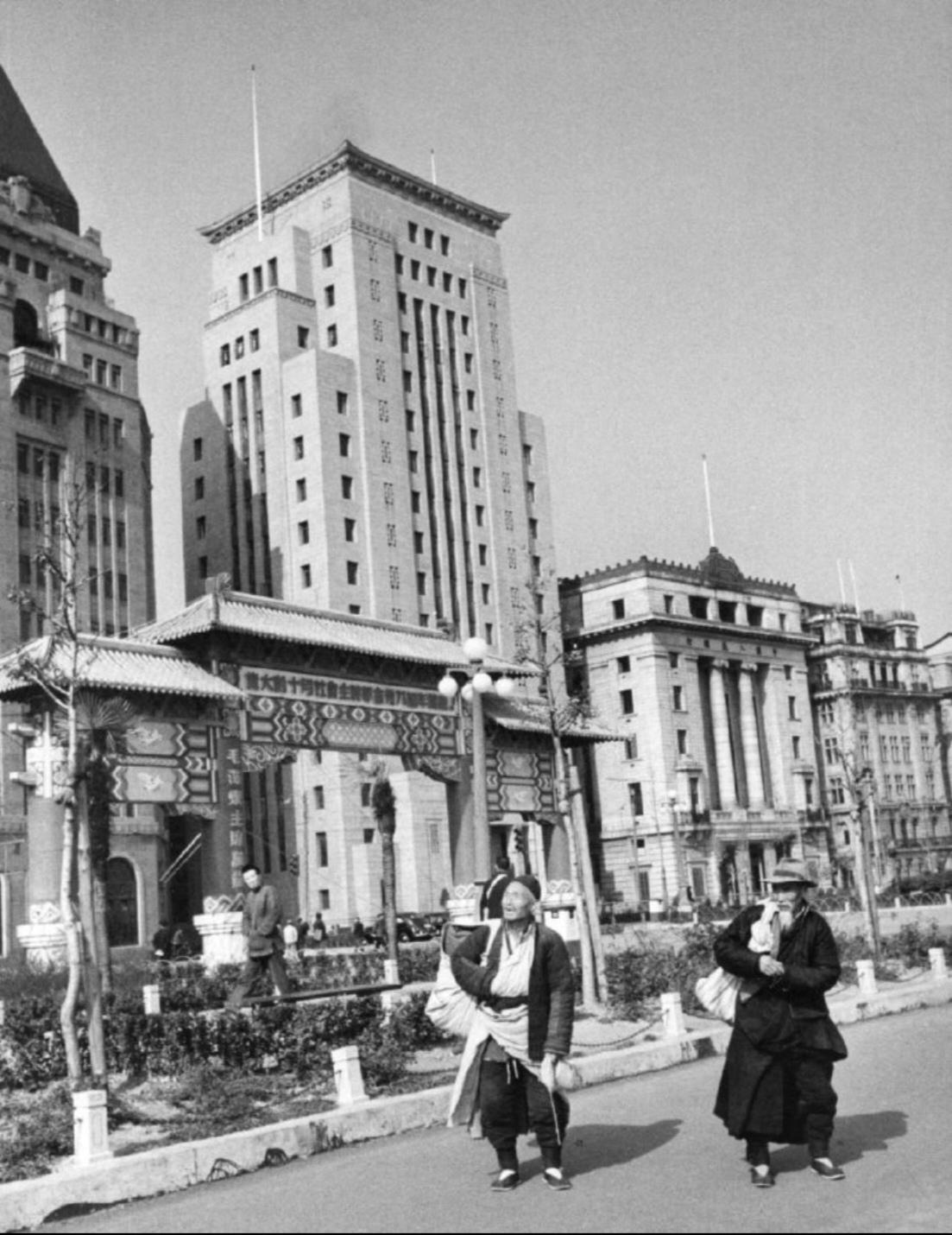 再回首
历史珍贵老照片
1955年代，时年的上海……