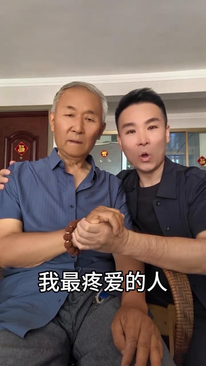 父亲。
作词：车行。作曲：戚建波。
想想你的背影，我感受了坚韧。抚摸你的双手，我