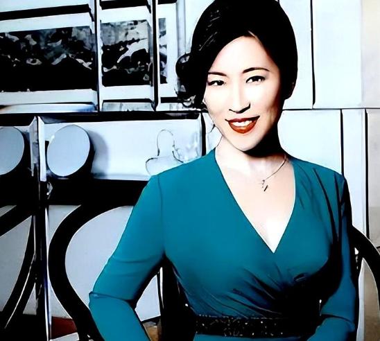 她是体坛冠军，为捞钱共侍二夫，坑害国民44亿后逃往美国。光环之下，藏着怎样的肮脏