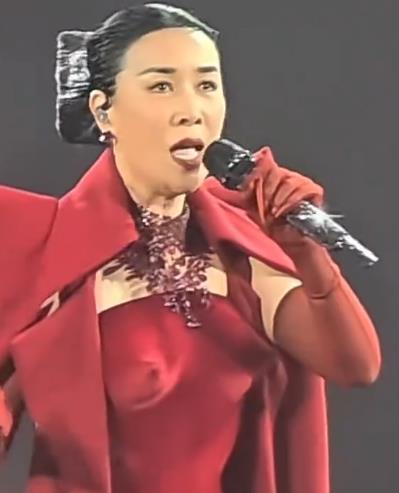 那英演唱会，明星大腕给面儿！
刀郎演唱会，普通民众给面儿！
