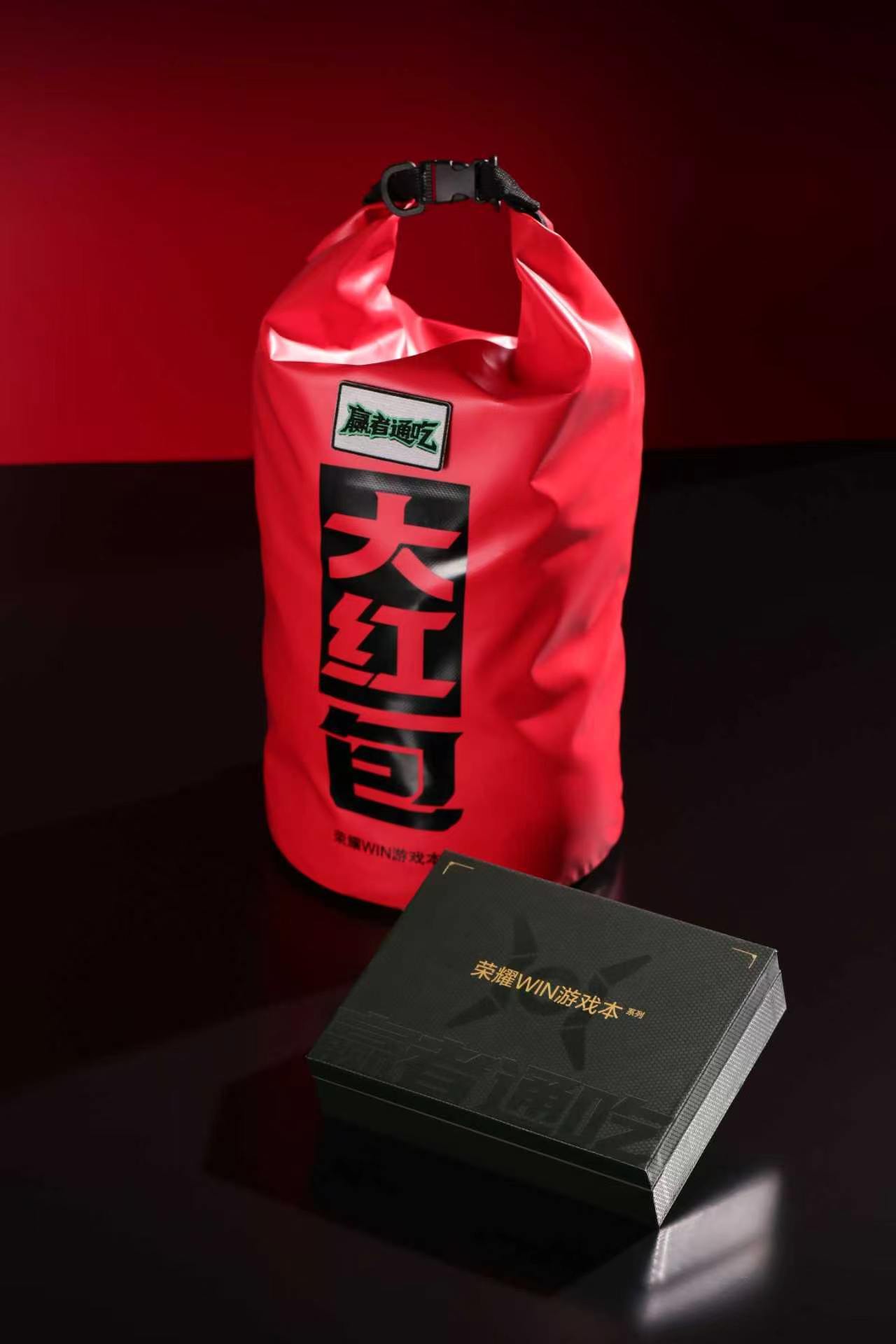 荣耀打洲本荣耀WIN邀请函大红包礼盒收到啦，里面包含邀请函、纪念币与趣味魔术贴，