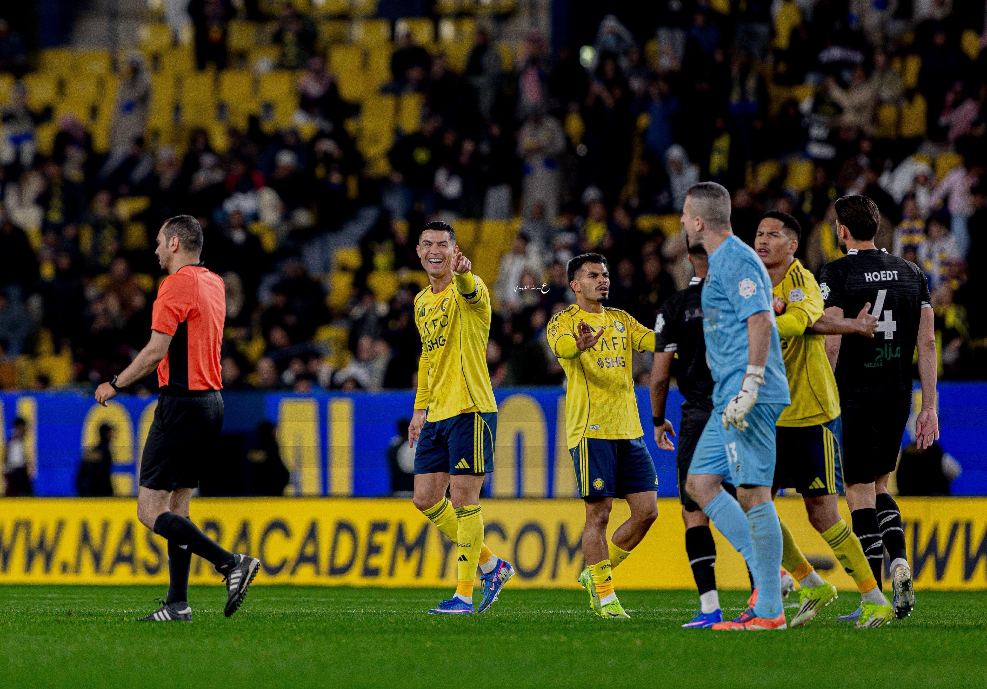 C罗利雅得胜利vs利雅得青年人 调戏对手门将，摸头杀和哭哭脸 