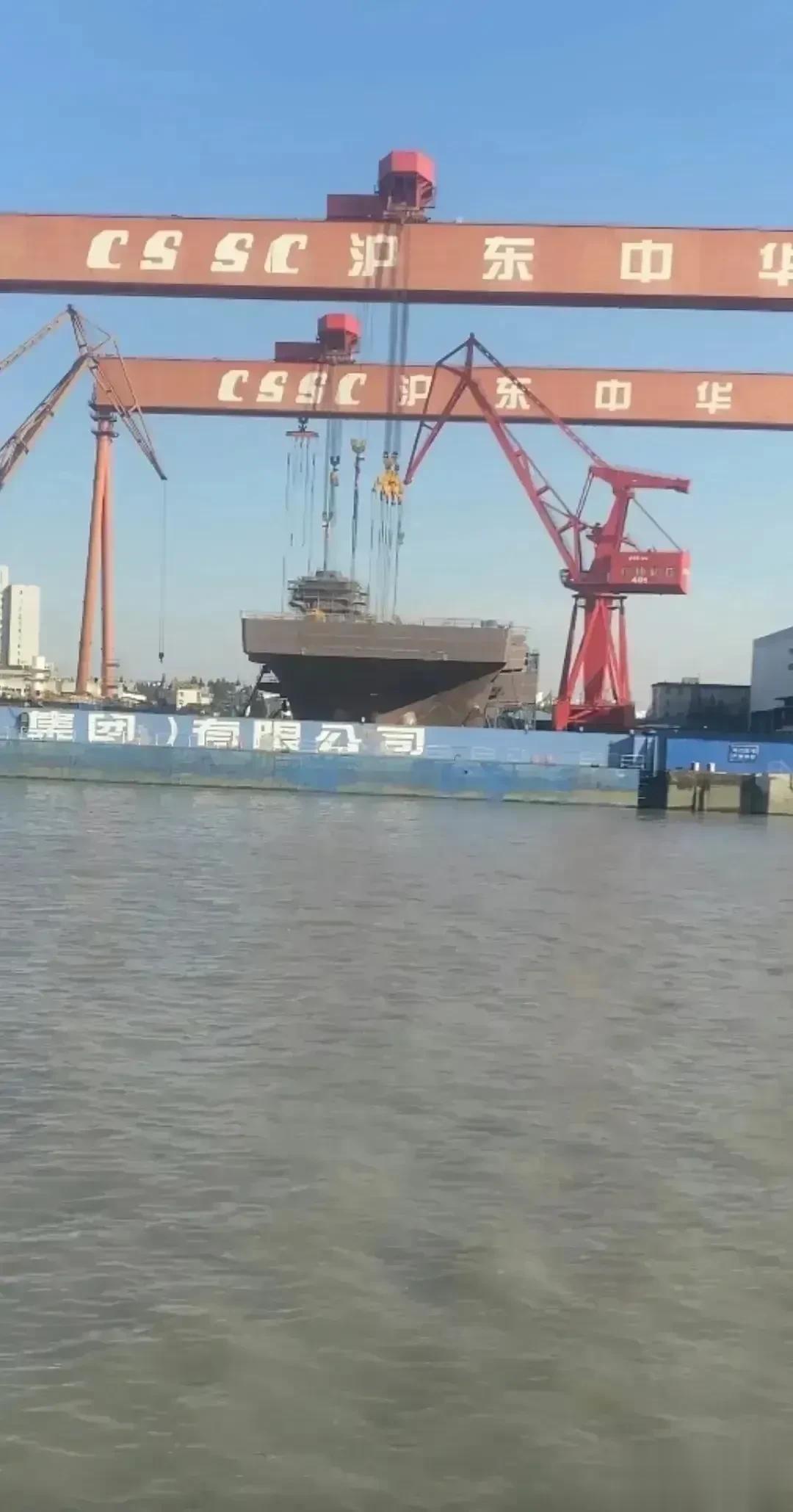 075型四号舰开始吊装舰岛，这就是中国速度。
目前，对于四号舰大家最关心的不是什