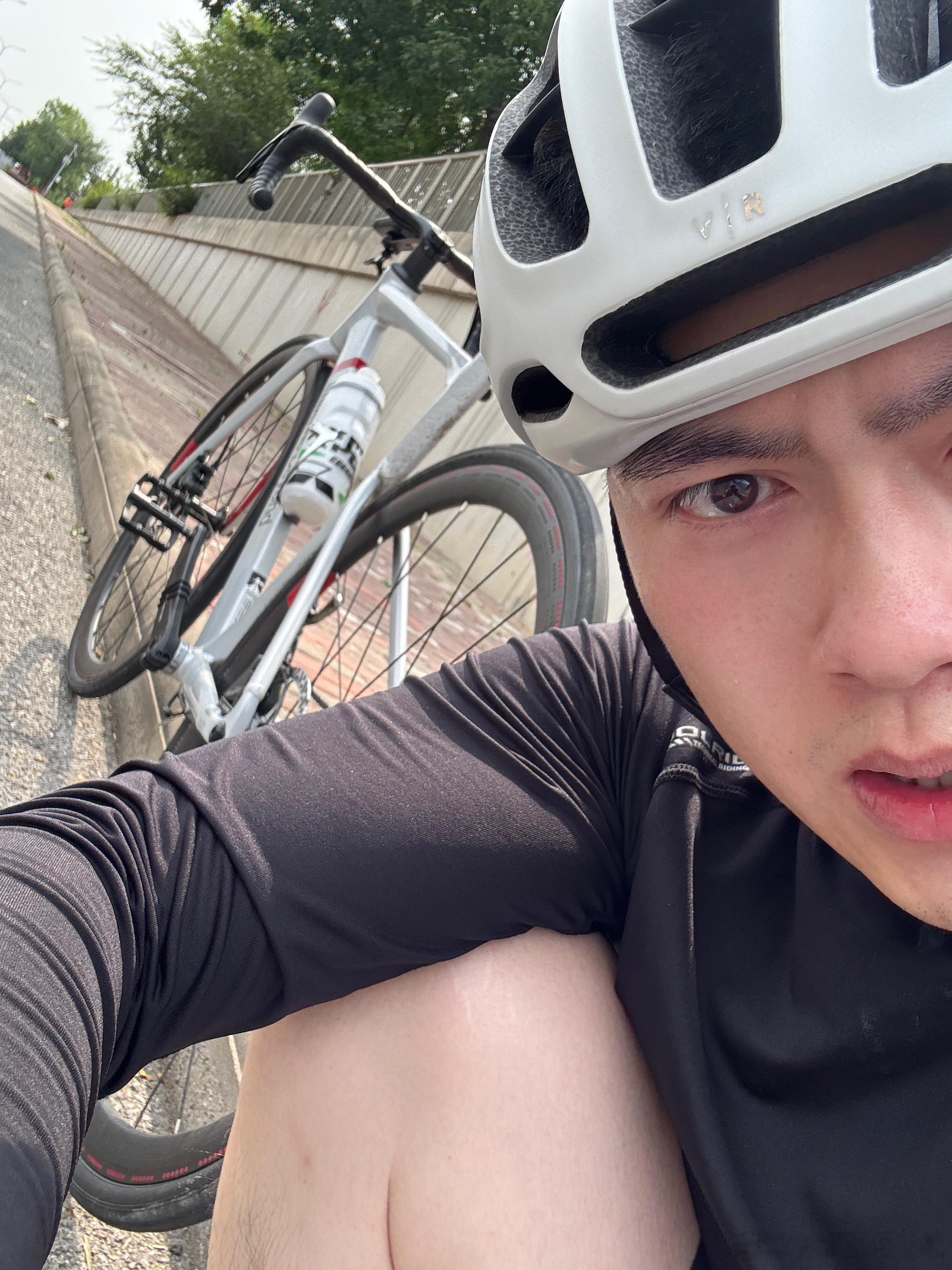跟大哥匀速30+坚持了30公里，给我干缺钾了，手脚发麻[撇嘴] 今天这40公里真