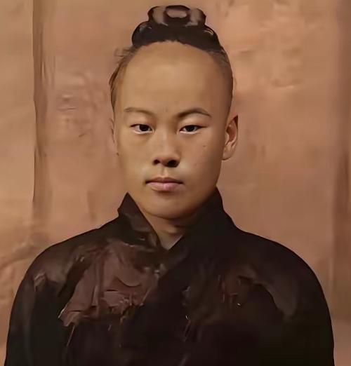 1938年，一个道士经过日军哨卡时，因为没有向日军鞠躬，被打了一个半死，他大怒，