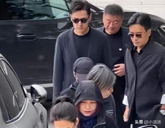 游本昌告别仪式，胡歌连夜千里奔丧，挽联20字道尽一生风骨