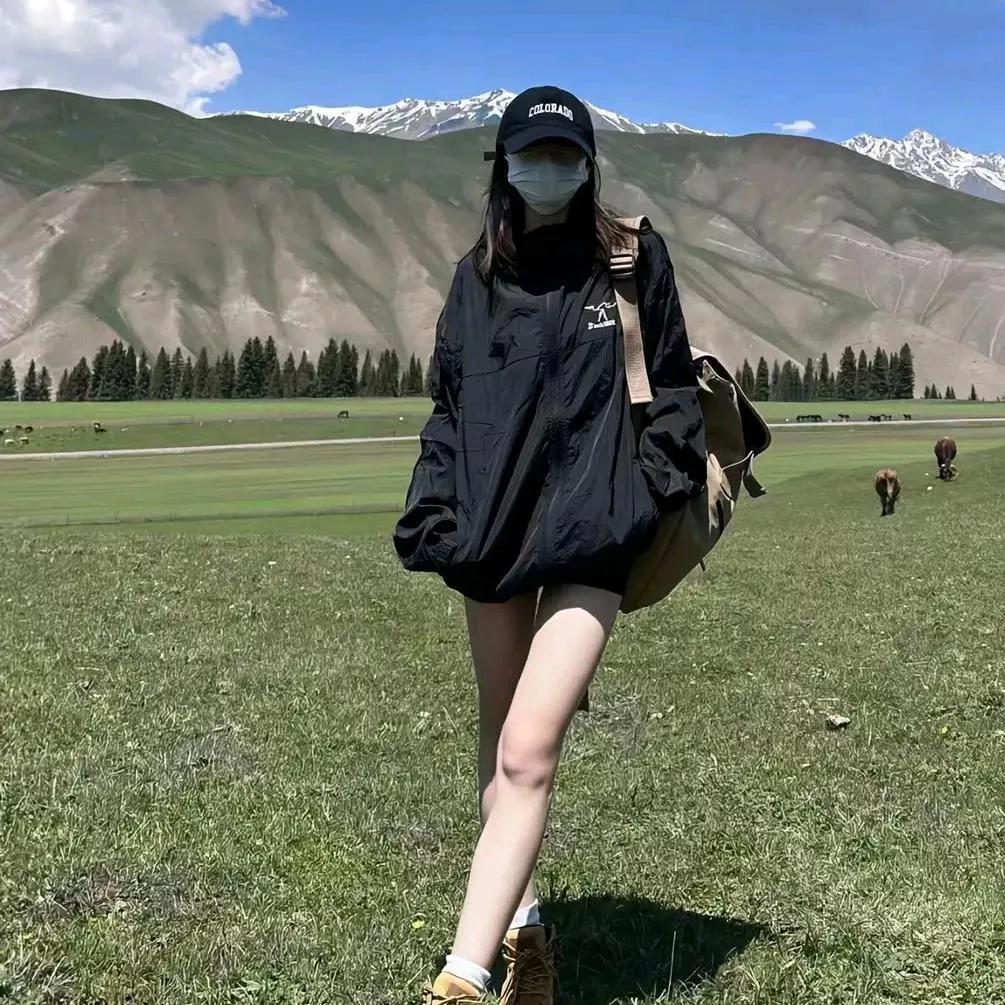 雪山脚下，自由漫步，享受大自然的美好！🌄🏞️