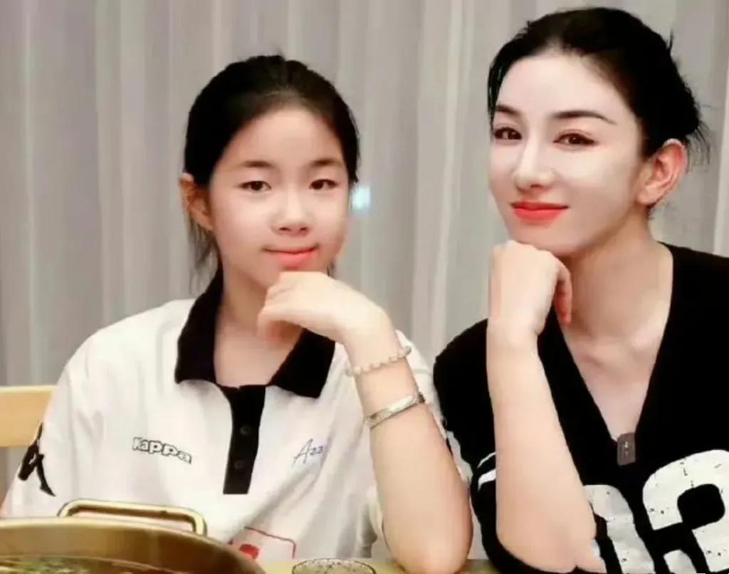 黄奕直播怒怼网友：“位子让给你，你上啊！” 护女心切还是火上浇油？ 
明星妈妈护