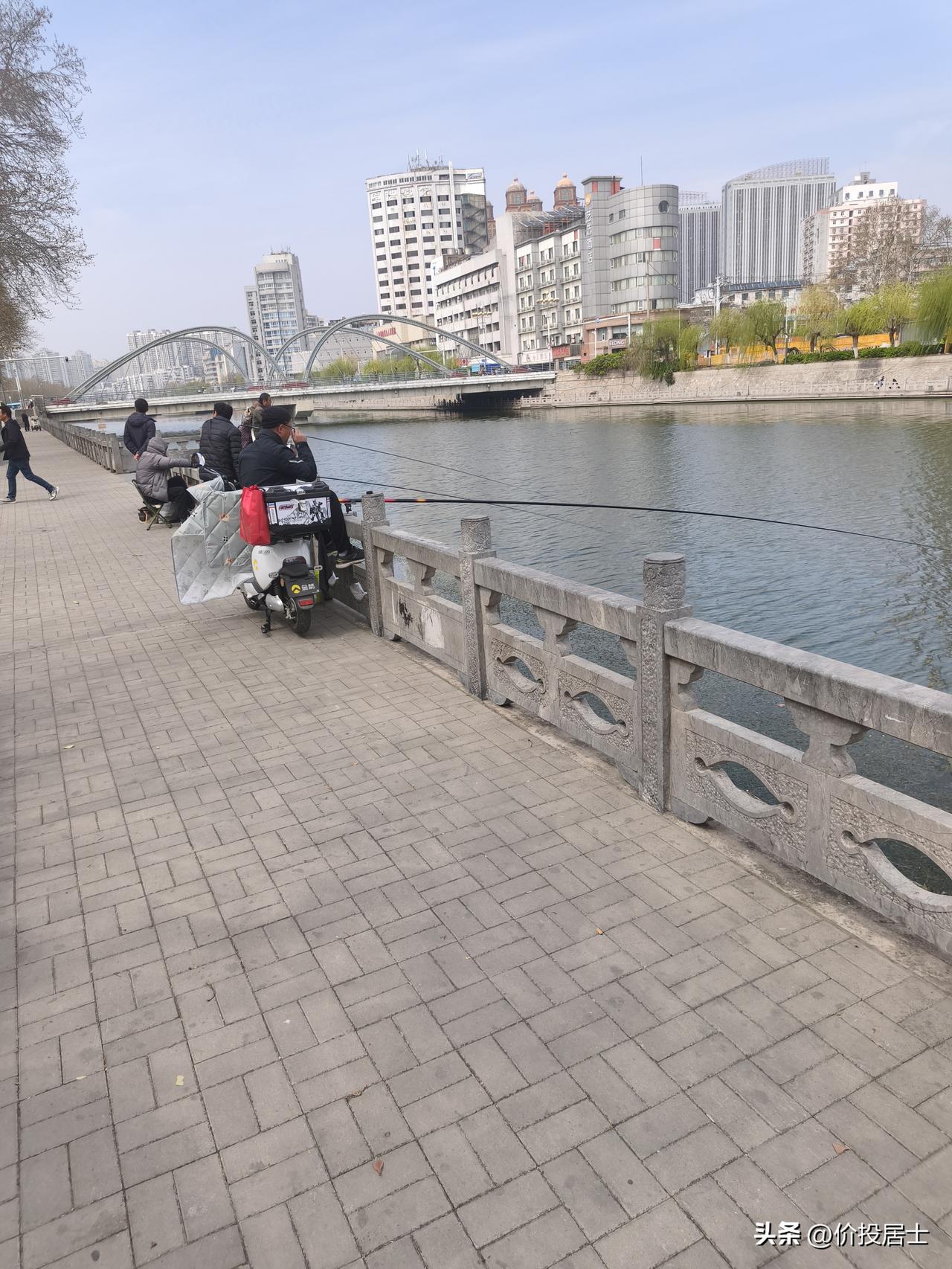 这会港股收盘了!刚才我去故黄河看人钓鱼去了[笑哭]如图一图二，还意外的发现一个禅