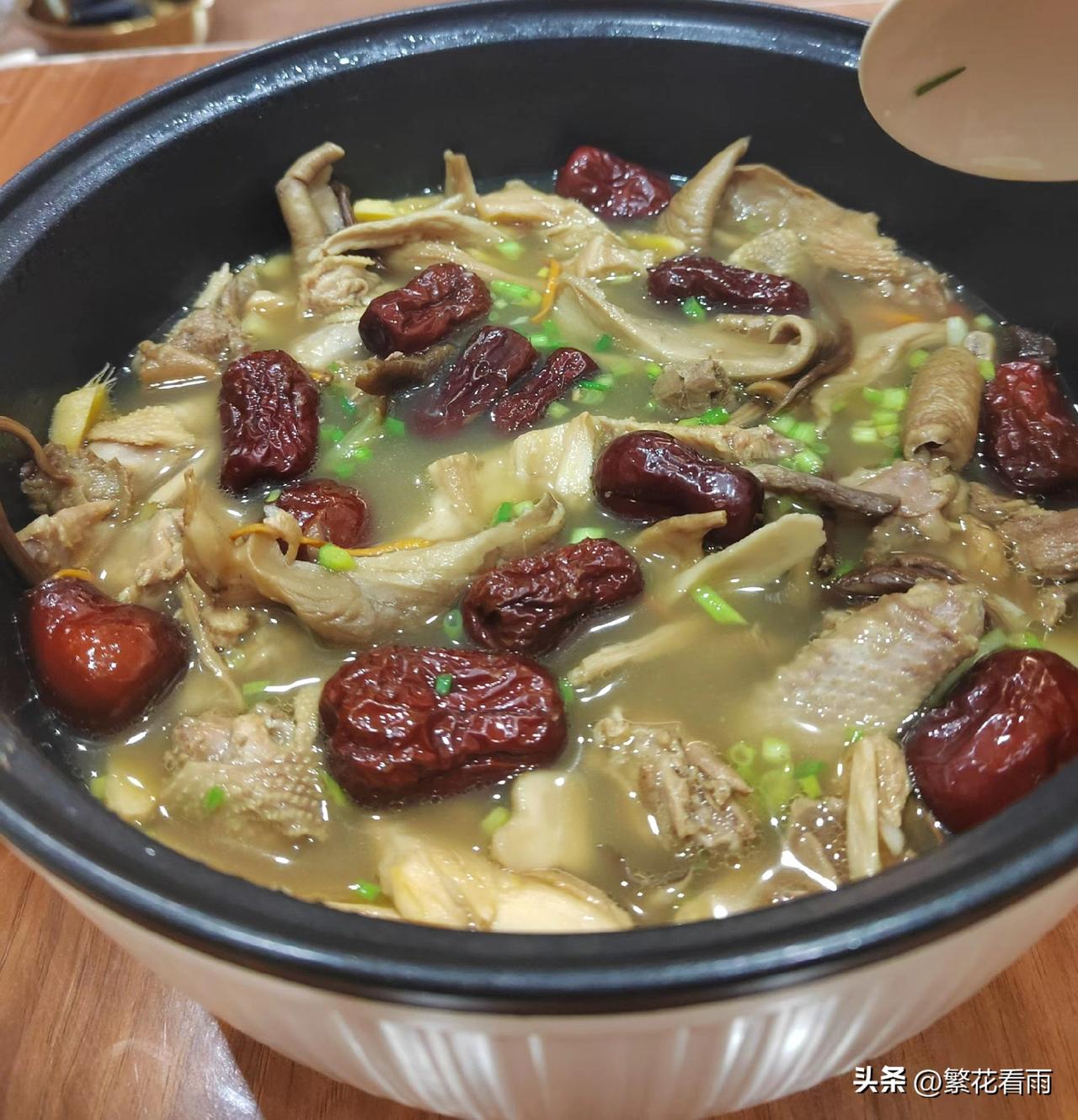 幸福从不是拥有多少，而是懂得知足。简单一点，糊涂一点，快乐就会多一点。